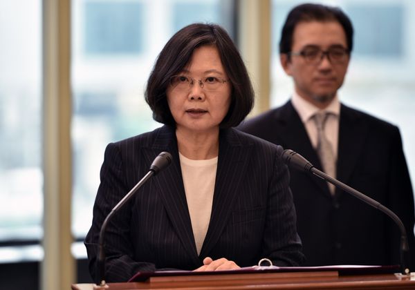 Taiwan President Tsai Ing-wen (L) speaks departing from Taoyuan airport - Sputnik Việt Nam