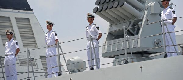 Thành viên thủy thủ đoàn Hạm đội Hải quân Trung Quốc đứng trên boong tàu Hải quân Trung Quốc Wei Fang - Sputnik Việt Nam