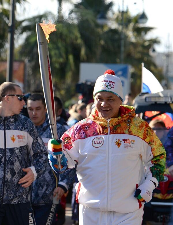 Bộ trưởng Quốc phòng Nga Sergei Shoigu trong cuộc rước đuốc Olympic ở Sochi - Sputnik Việt Nam