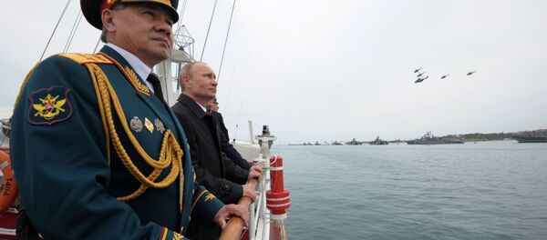 Bộ trưởng Quốc phòng Sergei Shoigu và  Tổng thống Nga Vladimir Putin trong cuộc diễu hành quân sự kỉ niệm Chiến thắng trong cuộc Chiến tranh Vệ quốc Vĩ đại lần thứ 69 và kỷ niệm lần thứ 70 ngày giải phóng Sevastopol - Sputnik Việt Nam