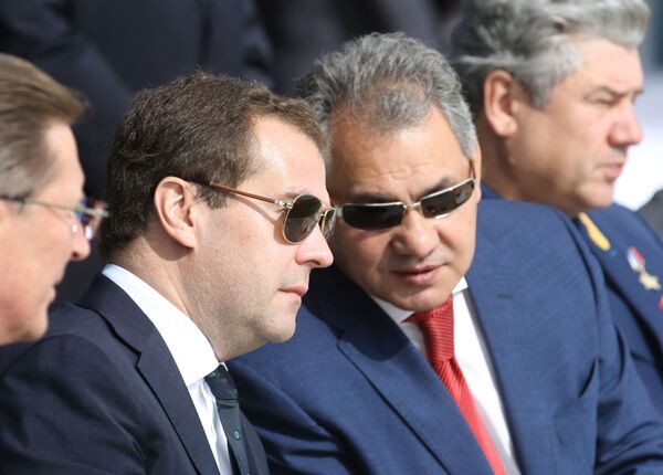 Các ông Dmitry Medvedev và Sergei Shoigu tại Triển lãm Hàng không vũ trụ quốc tế MAKS-2013 - Sputnik Việt Nam