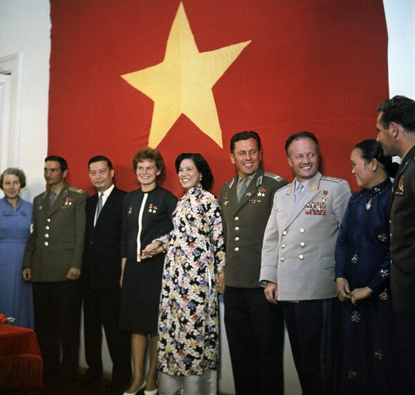 Dạ tiệc chiêu đãi ở Đại sứ quán Việt Nam Dân chủ Cộng hòa (DRV) nhân dịp trao tặng phần thưởng Sao Vàng Anh hùng Lao động Việt Nam cho các phi công vũ trụ Liên Xô Valentina Tereshkova và Valery Bykovsk (trái). Đại sứ Việt Nam tại Matxcơva - ông Nguyễn Văn Kính và phu nhân Mạc Kim Cúc (thứ hai từ bên phải), phi hành gia Pavel Popovich (thứ ba từ bên phải). Dạ tiệc chiêu đãi ở Đại sứ quán Việt Nam Dân chủ Cộng hòa (DRV) nhân dịp trao tặng phần thưởng Sao Vàng Anh hùng Lao động Việt Nam cho các phi công vũ trụ Liên Xô Valentina Tereshkova và Valery Bykovsk (trái). Đại sứ Việt Nam tại Matxcơva - ông Nguyễn Văn Kính và phu nhân Mạc Kim Cúc (thứ hai từ bên phải), phi hành gia Pavel Popovich (thứ ba từ bên phải). - Sputnik Việt Nam