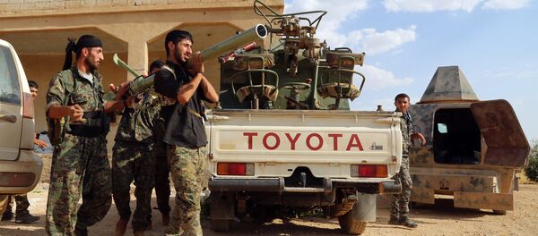 US-backed Kurdish and Arab fighters prepare a rocket-launcher as they advance into the Islamic State (IS) jihadist's group bastion of Manbij, in northern Syria (File) - Sputnik Việt Nam