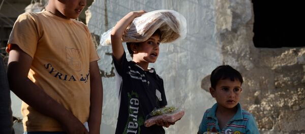 Phân phối viện trợ nhân đạo Nga cho người dân Syria - Sputnik Việt Nam
