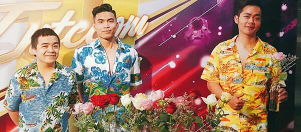 Nam đồng nghiệp mặc quần đùi, áo hoa nhảy tưng bừng mừng 8/3 Nam đồng nghiệp mặc quần đùi, áo hoa nhảy tưng bừng mừng 8/3 - Sputnik Việt Nam