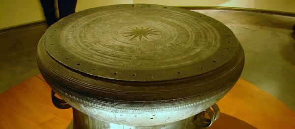 Trống đồng Sông Đà trưng bày tại Bảo tàng Guimet, Paris, Pháp. - Sputnik Việt Nam