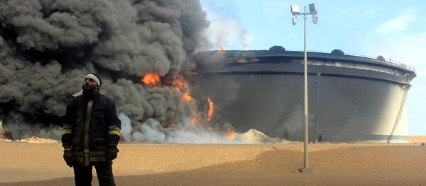 Quân đội Libya đang tiếp tục cuộc chiến chống Lữ đoàn bảo vệ Benghazi và các nhóm phiến quân khác để giành lại quyền kiểm soát khu vực hai cảng Ras Lanuf và Es Sidr. - Sputnik Việt Nam