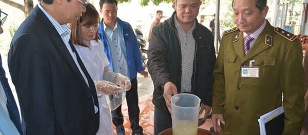 Cơ quan chức năng vừa phát hiện 200 lít rượu không nhãn mác tại quận Bắc Từ Liêm, Hà Nội - Sputnik Việt Nam