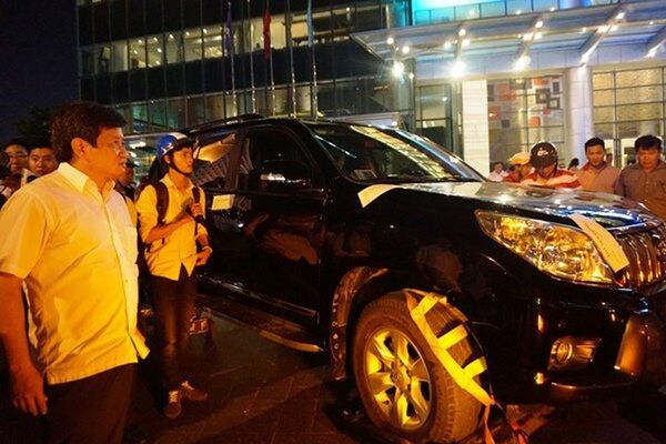 Ông Đoàn Ngọc Hải (ngoài cùng, bên trái) trực tiếp dẫn đầu đoàn kiểm tra liên ngành quận 1 ra quân lập lại vỉa hè  - Sputnik Việt Nam