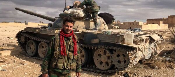 Những người lính của Syria gần tổ hợp công trình lịch sử và kiến trúc của Palmyra cổ đại ở tỉnh Homs,Syria . Những người lính của Syria gần tổ hợp công trình lịch sử và kiến trúc của Palmyra cổ đại ở tỉnh Homs,Syria . - Sputnik Việt Nam