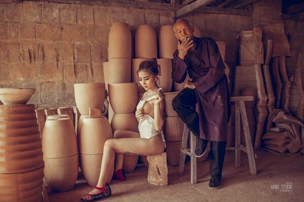 Bộ ảnh nóng hai cô gái và ông lão ở lò gốm gây bão dư luận - Sputnik Việt Nam