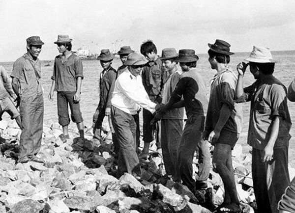 Cố Đô đốc, Tư lệnh Hải quân Giáp Văn Cương thăm bộ đội đang xây dựng đảo chìm Tiên Nữ, tháng 5/1988. - Sputnik Việt Nam