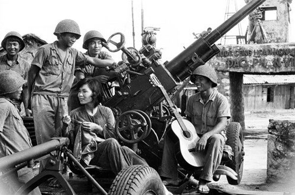 Ca sĩ Anh Đào, Đoàn ca múa Hải Đăng (Khánh Hòa) đơm cúc áo và hát cho chiến sĩ đảo Phan Vinh, tháng 5/1988. - Sputnik Việt Nam