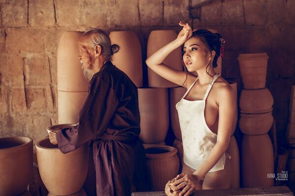 Bộ ảnh nóng hai cô gái và ông lão ở lò gốm gây bão dư luận - Sputnik Việt Nam