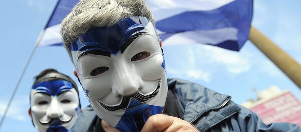 Pro-Scottish Independence supporters with Scottish Saltire flag masks pose for a picture at a rally in George Square in Glasgow, Scotland on July 30, 2016 to call for Scottish independence from the UK. - Sputnik Việt Nam