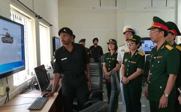 Đoàn sĩ quan trẻ QĐND Việt Nam theo dõi giáo viên nhà trường chạy phần mềm mô phỏng hoạt động của xe tăng nhìn từ vệ tinh - Sputnik Việt Nam