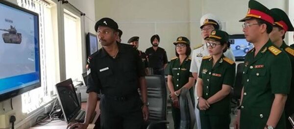 Đoàn sĩ quan trẻ QĐND Việt Nam theo dõi giáo viên nhà trường chạy phần mềm mô phỏng hoạt động của xe tăng nhìn từ vệ tinh - Sputnik Việt Nam