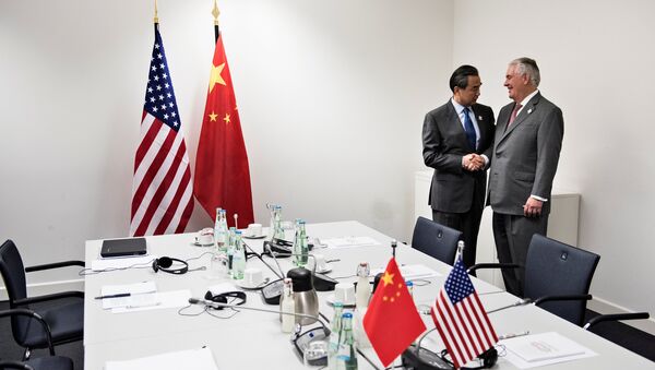 US Secretary of State Rex Tillerson (R) is greeted by China's Foreign Minister Wang Yi before a meeting at the World Conference Center February 17, 2017 in Bonn, western Germany. - Sputnik Việt Nam