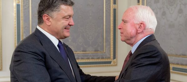 John McCain với Poroshenko - Sputnik Việt Nam