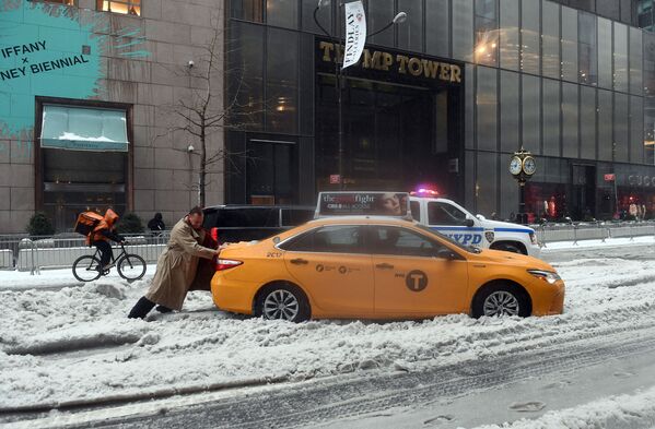 Lại là thành phố New York, nhưng vào ngày 14 tháng Ba.Trận bão tuyết Stella làm đường phố hầu như thành chướng ngại vật không vượt qua nổi khi di chuyển. - Sputnik Việt Nam