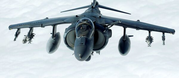 Chiến đấu cơ tấn công Harrier AV-8B của Mỹ  tham gia chiến dịch Iraq thưc hiện tiếp nhiên liệu trên không từ máy bay chở dầu KC-10 Extender. - Sputnik Việt Nam