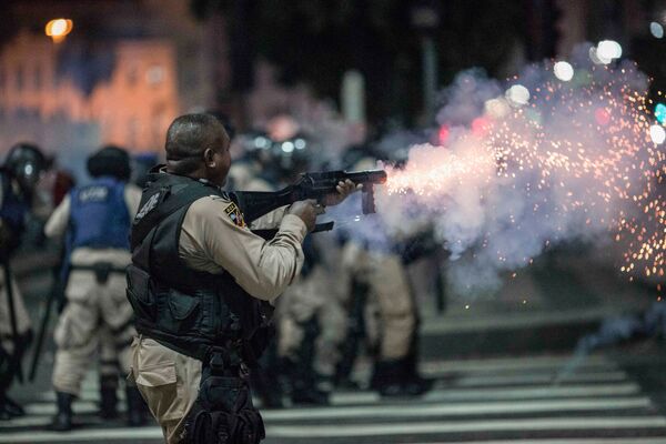 Brazil. Rio de Janeiro. Cảnh sát đặc nhiệm trong cuộc đụng độ với những người biểu tình chống cải cách hưu trí. - Sputnik Việt Nam