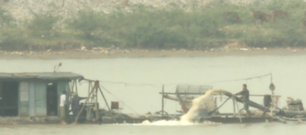 Hiện trạng khai thác cát trên sông Cầu đoạn qua tỉnh Bắc Ninh - Sputnik Việt Nam