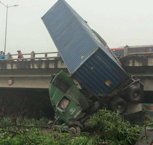 Chiếc container biển Hải Phòng chúc đầu xuống đất. - Sputnik Việt Nam