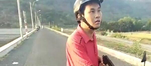 Ông Mai Thanh Tuấn dùng một vật giống khẩu súng đe dọa người dân Ông Mai Thanh Tuấn dùng một vật giống khẩu súng đe dọa người dân - Sputnik Việt Nam