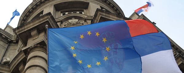 cờ EU và Serbia - Sputnik Việt Nam