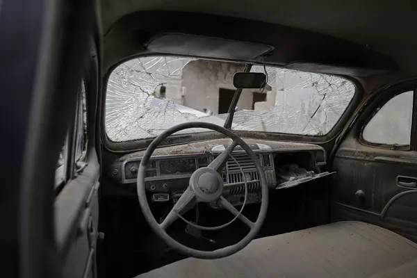 Bên trong chiếc xe Plymouth năm 1947. Bụi thời gian và chiến tranh... Bên trong chiếc xe Plymouth năm 1947. Bụi thời gian và chiến tranh... - Sputnik Việt Nam
