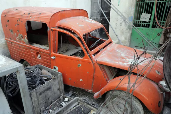 Chiếc Citroen Acadiane năm 1977 này bị đạn xuyên qua khung và bánh xe. Chiếc Citroen Acadiane năm 1977 này bị đạn xuyên qua khung và bánh xe. - Sputnik Việt Nam