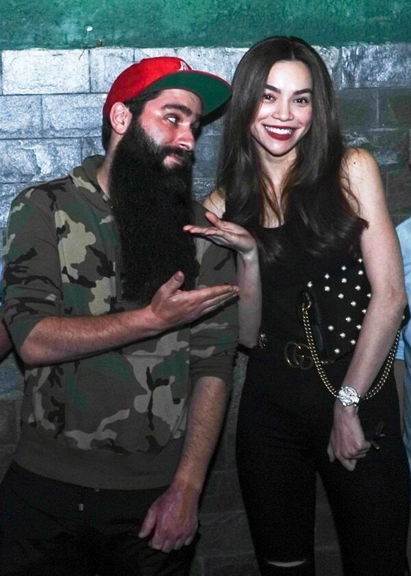 Đạo diễn Kong và Hà Hồ cùng đến dự sinh nhật Thanh Hà.  - Sputnik Việt Nam