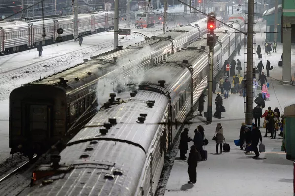 Những đoàn tàu chở khách tại nhà ga chính Novosibirsk của tuyến đường sắt Tây Siberia . Những đoàn tàu chở khách tại nhà ga chính Novosibirsk của tuyến đường sắt Tây Siberia . - Sputnik Việt Nam