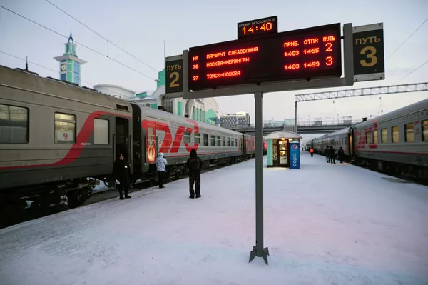 Tàu chở khách quá cảnh tại nhà ga chínhNovosibirsk. Tàu chở khách quá cảnh tại nhà ga chínhNovosibirsk. - Sputnik Việt Nam