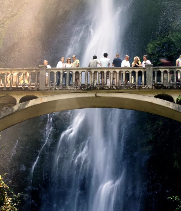 Các du khách xem thác Multnomah Falls ở bang Oregon, Mỹ. Các du khách xem thác Multnomah Falls ở bang Oregon, Mỹ. - Sputnik Việt Nam