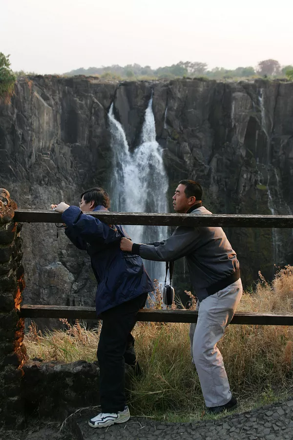 Du khách đối diện thác Victoria Falls ở Zambia Du khách đối diện thác Victoria Falls ở Zambia - Sputnik Việt Nam