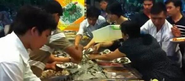 Người Việt tranh ăn, đại sứ quán phải cúi đầu xin lỗi - Sputnik Việt Nam