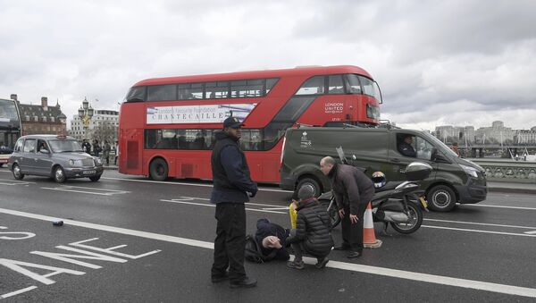 A man lies injured after a shootingt incident on Westminster Bridge in London - Sputnik Việt Nam