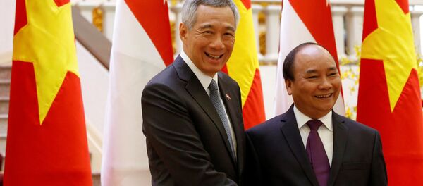 Thủ tướng Singapore Lý Hiển Long và Thủ tướng Việt Nam Nguyễn Xuân Phúc tại cuộc gặp ở Hà Nội ngày 23 tháng Ba. Thủ tướng Singapore Lý Hiển Long và Thủ tướng Việt Nam Nguyễn Xuân Phúc tại cuộc gặp ở Hà Nội ngày 23 tháng Ba. - Sputnik Việt Nam