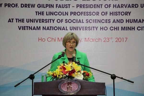 Giáo sư Drew Gilpin Faust, Hiệu trưởng thứ 28 của ĐH Harvard có bài phát biểu trước sinh viên và giảng viên trường ĐH Khoa học xã hội và Nhân văn TPHCM sáng nay (23/3) - Sputnik Việt Nam