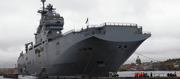 French Mistral-class amphibious assault ship moored near Lieutenant Schmidt Embankment in St. Petersburg French Mistral-class amphibious assault ship moored near Lieutenant Schmidt Embankment in St. Petersburg - Sputnik Việt Nam