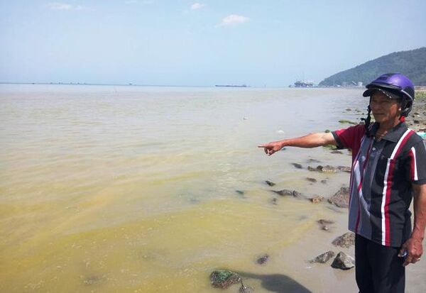 Vệt nước biển màu vàng xuất hiện ven vùng biển tỉnh Thừa Thiên - Huế. - Sputnik Việt Nam