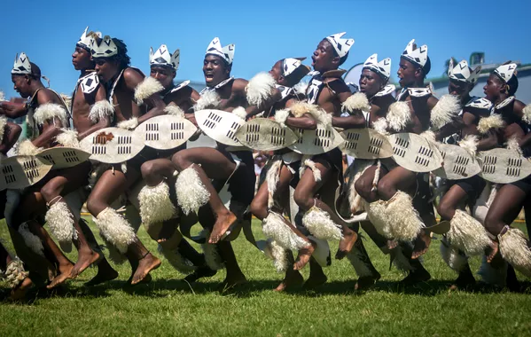 Nam Phi. Các vũ công dân tộc Zulu tại cuộc thi thường niên Ingoma Dance ở Durban. Nam Phi. Các vũ công dân tộc Zulu tại cuộc thi thường niên Ingoma Dance ở Durban. - Sputnik Việt Nam