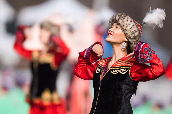 Kyrgyzstan. Cô gái mang trang phục dân tộc tại lễ hội Navruz, Bishkek. Kyrgyzstan. Cô gái mang trang phục dân tộc tại lễ hội Navruz, Bishkek. - Sputnik Việt Nam