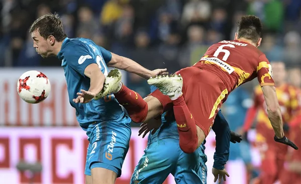Các cầu thủ bóng đá Artem Dzyuba và Maksim Belyaev trong trận đấu Giải vô địch bóng đá Nga giữa các đội Zenit (St. Petersburg) và Arsenal (Tula). Các cầu thủ bóng đá Artem Dzyuba và Maksim Belyaev trong trận đấu Giải vô địch bóng đá Nga giữa các đội Zenit (St. Petersburg) và Arsenal (Tula). - Sputnik Việt Nam