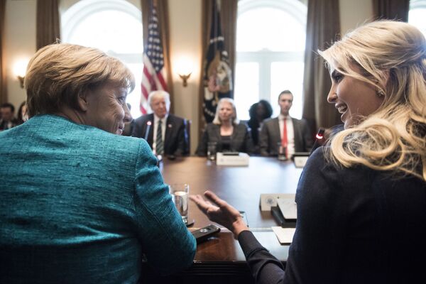 Thủ tướng Đức Angela Merkel và Ivanka Trump trò chuyện trước cuộc gặp Tổng thống Mỹ Donald Trump và các đại diện giới kinh doanh trong hội trường của Nhà Trắng. - Sputnik Việt Nam