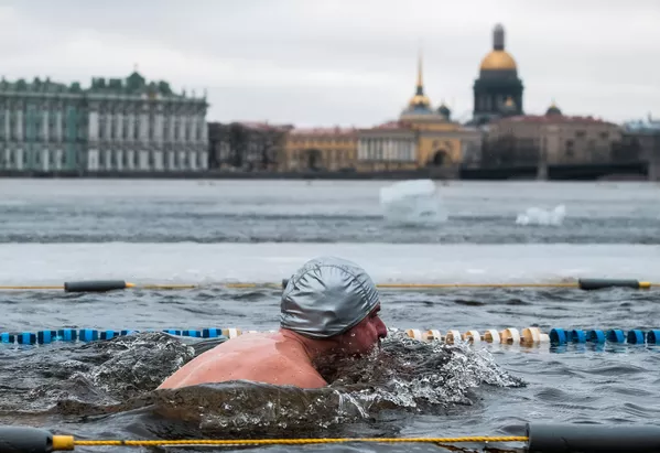 St. Petersburg. Thành viên cuộc thi bơi mạo hiểm quốc tế trên sông Neva lạnh giá. St. Petersburg. Thành viên cuộc thi bơi mạo hiểm quốc tế trên sông Neva lạnh giá. - Sputnik Việt Nam