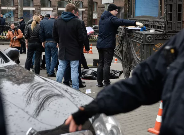 Kiev. Nhân viên an ninh Ukraina tại hiện trường vụ ám sát cựu nghị sĩ Duma Nga Denis Voronenkov. Kiev. Nhân viên an ninh Ukraina tại hiện trường vụ ám sát cựu nghị sĩ Duma Nga Denis Voronenkov. - Sputnik Việt Nam