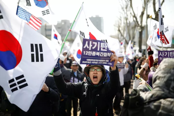 Những người ủng hộ Tỏng thống Hàn Quốc Park Geun-hye bị phế truất tại cuộc biểu tình trước trụ sở công tố ở Seoul. Những người ủng hộ Tỏng thống Hàn Quốc Park Geun-hye bị phế truất tại cuộc biểu tình trước trụ sở công tố ở Seoul. - Sputnik Việt Nam